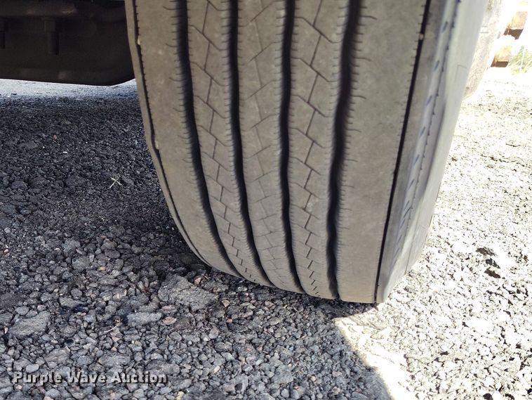 image for item BI9766 1996 International 9200 semi truck