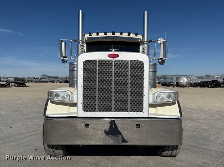 image for item DQ4337 2018 Peterbilt 389 semi truck