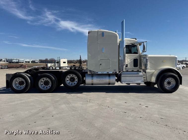 image for item DQ4337 2018 Peterbilt 389 semi truck