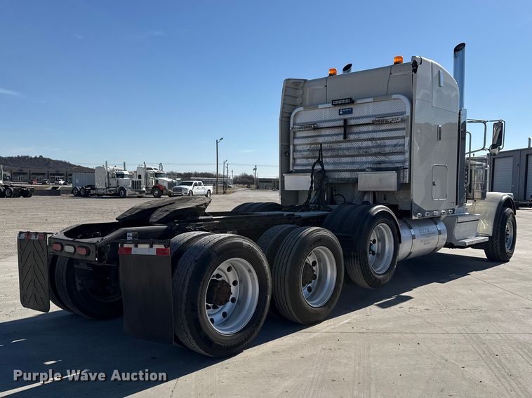 image for item DQ4337 2018 Peterbilt 389 semi truck