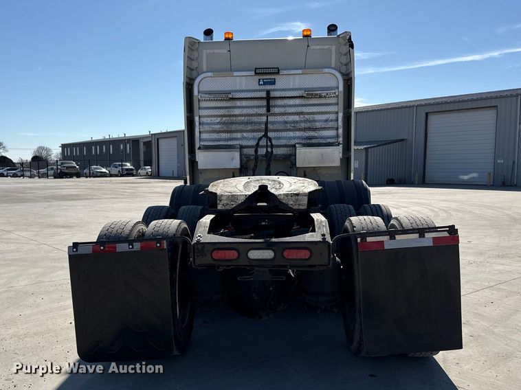 image for item DQ4337 2018 Peterbilt 389 semi truck