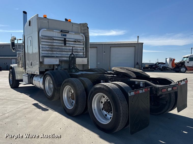 image for item DQ4337 2018 Peterbilt 389 semi truck