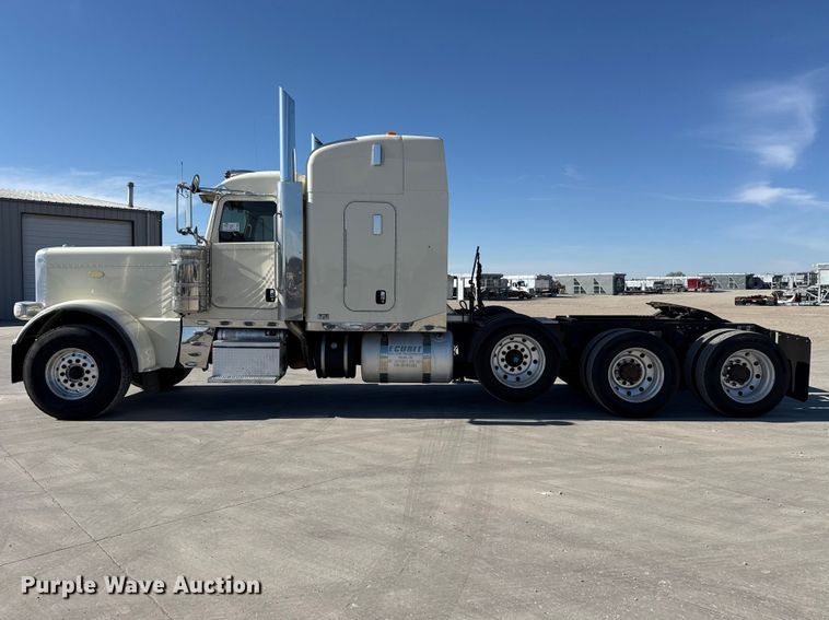 image for item DQ4337 2018 Peterbilt 389 semi truck