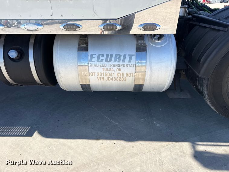 image for item DQ4337 2018 Peterbilt 389 semi truck