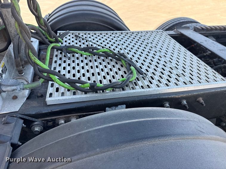 image for item DQ4337 2018 Peterbilt 389 semi truck