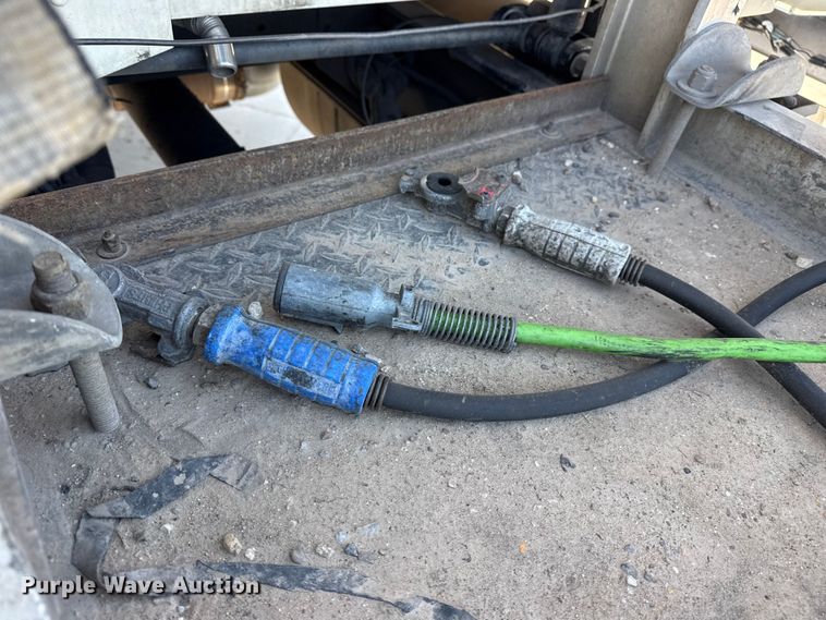 image for item DQ4337 2018 Peterbilt 389 semi truck