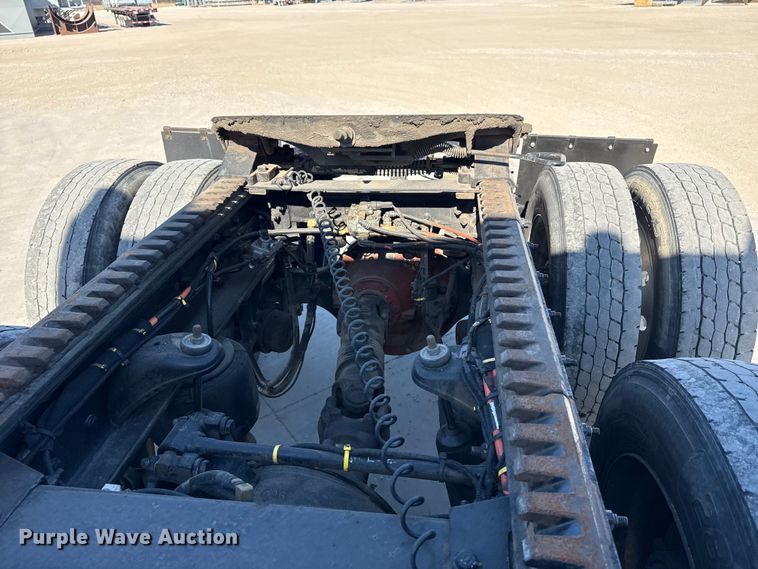 image for item DQ4337 2018 Peterbilt 389 semi truck