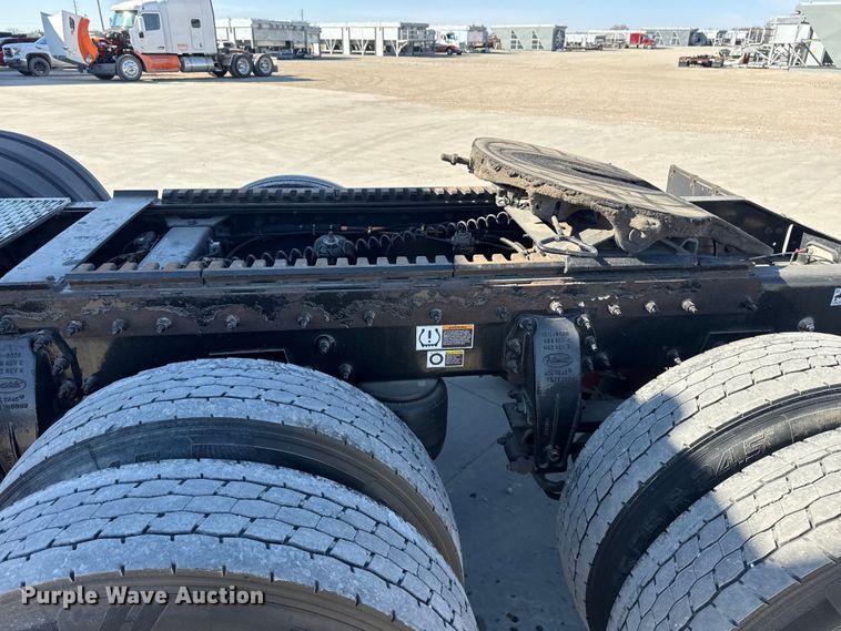 image for item DQ4337 2018 Peterbilt 389 semi truck