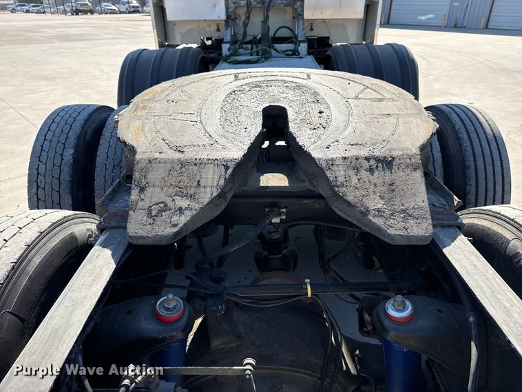 image for item DQ4337 2018 Peterbilt 389 semi truck