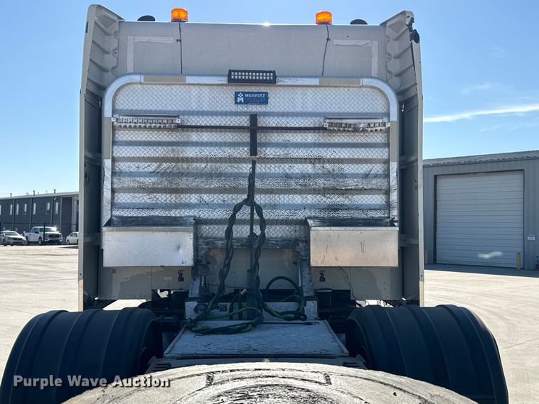 image for item DQ4337 2018 Peterbilt 389 semi truck