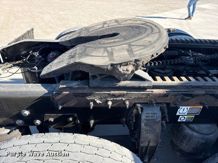 image for item DQ4337 2018 Peterbilt 389 semi truck