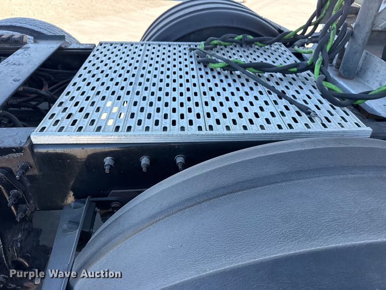 image for item DQ4337 2018 Peterbilt 389 semi truck