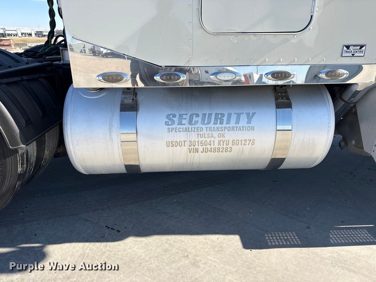 image for item DQ4337 2018 Peterbilt 389 semi truck