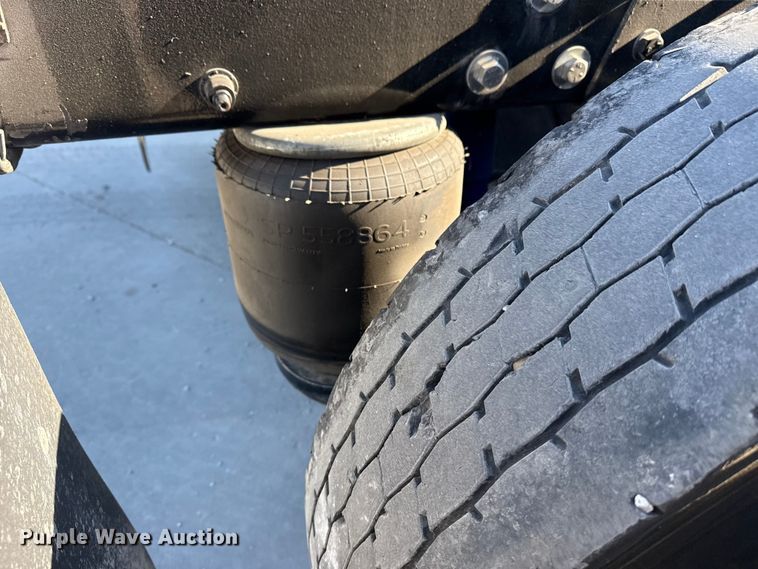 image for item DQ4337 2018 Peterbilt 389 semi truck