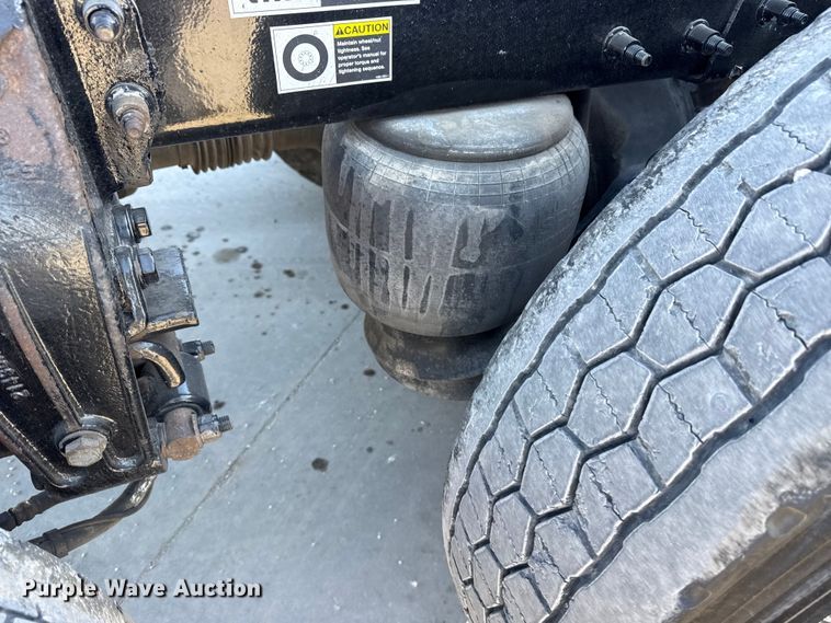 image for item DQ4337 2018 Peterbilt 389 semi truck