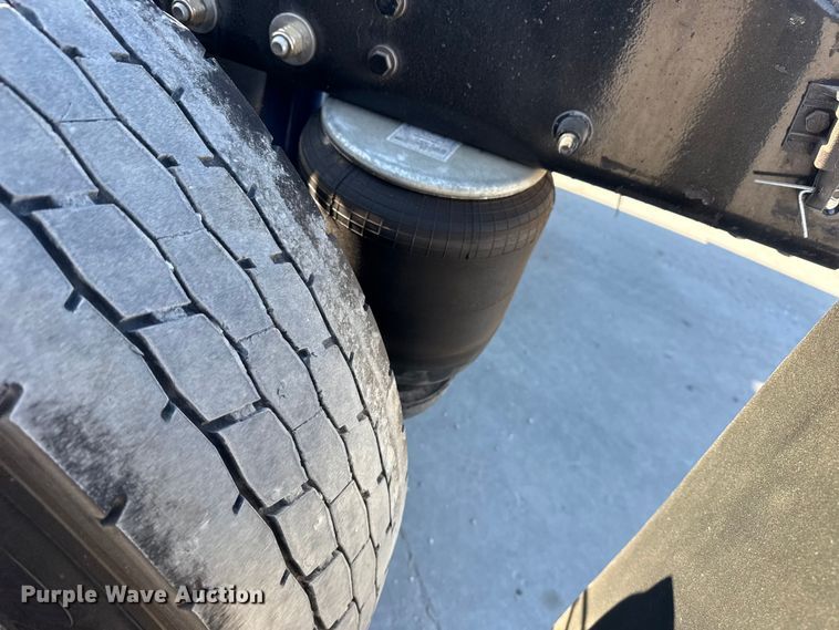 image for item DQ4337 2018 Peterbilt 389 semi truck