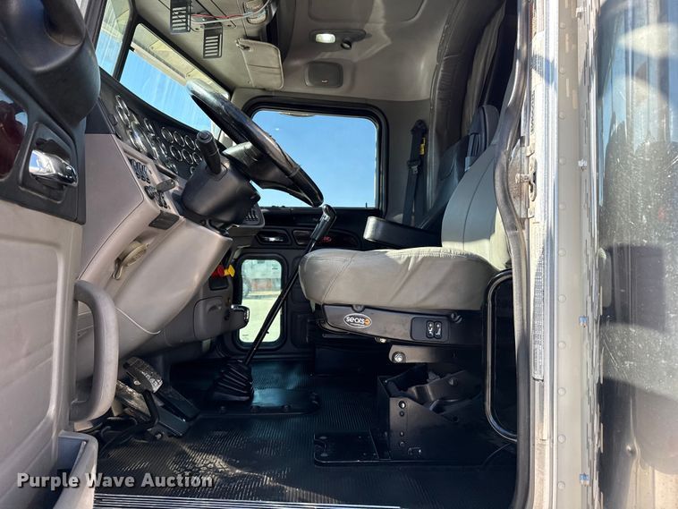 image for item DQ4337 2018 Peterbilt 389 semi truck