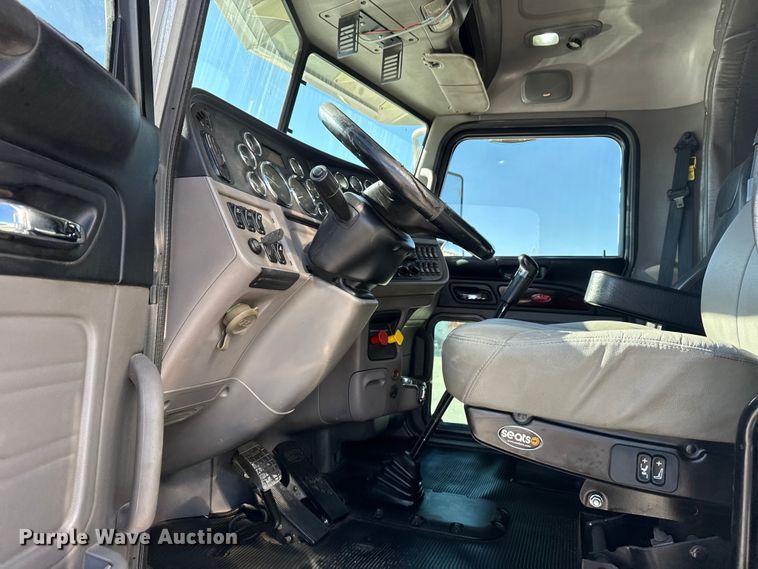 image for item DQ4337 2018 Peterbilt 389 semi truck