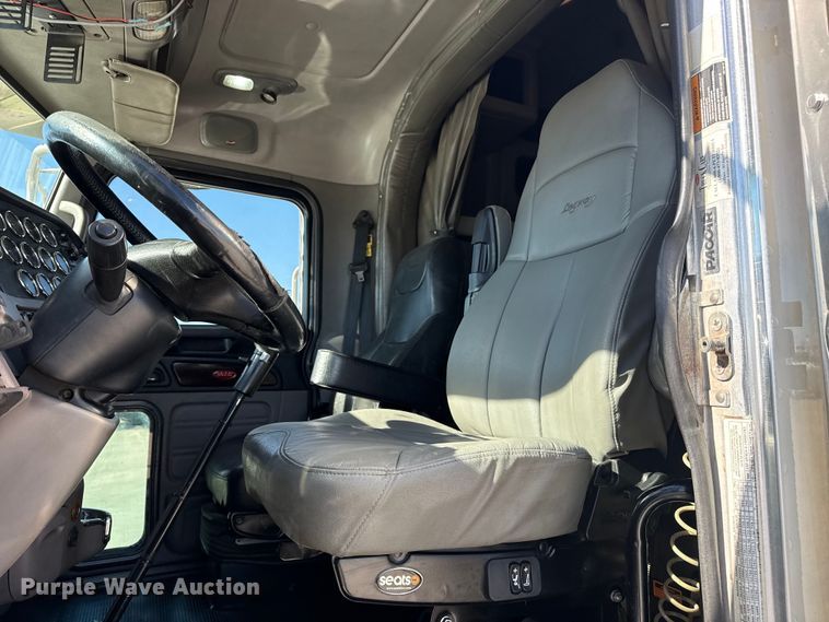 image for item DQ4337 2018 Peterbilt 389 semi truck