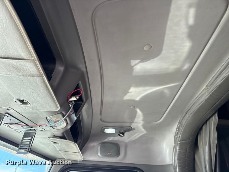 image for item DQ4337 2018 Peterbilt 389 semi truck