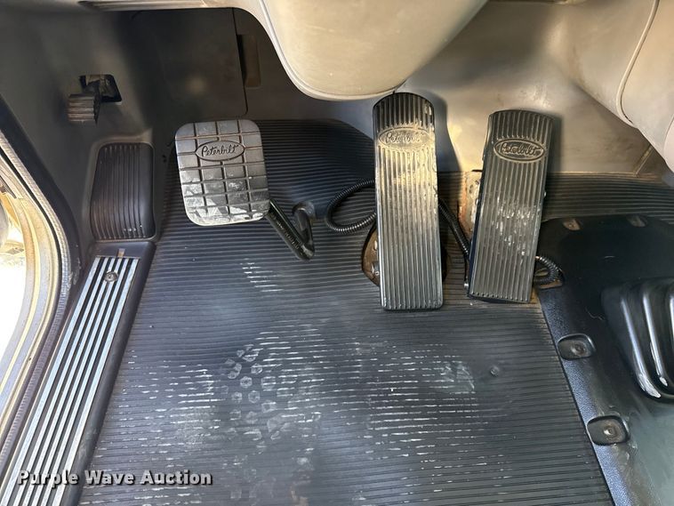 image for item DQ4337 2018 Peterbilt 389 semi truck