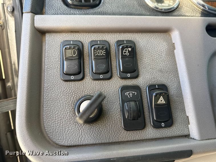 image for item DQ4337 2018 Peterbilt 389 semi truck