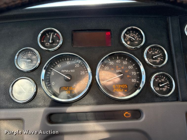 image for item DQ4337 2018 Peterbilt 389 semi truck