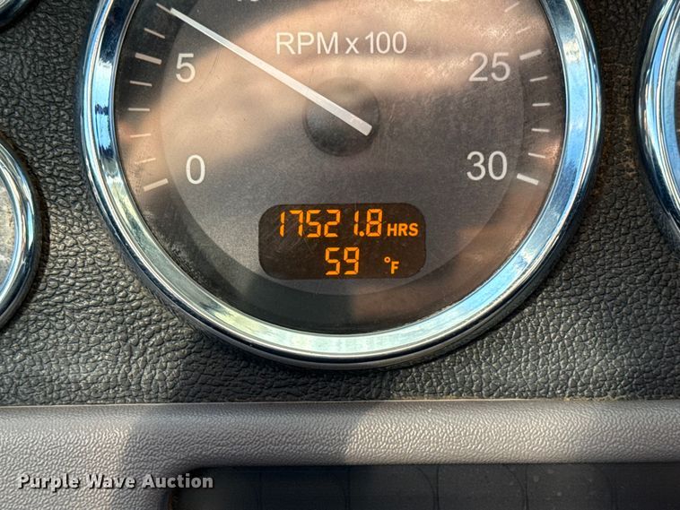 image for item DQ4337 2018 Peterbilt 389 semi truck