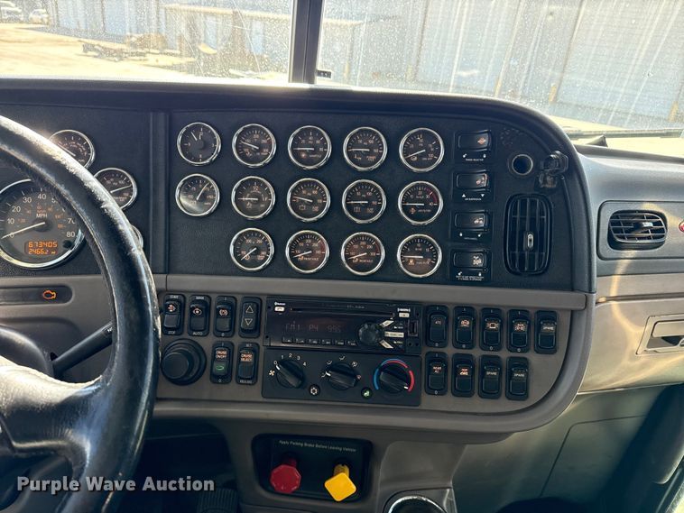 image for item DQ4337 2018 Peterbilt 389 semi truck