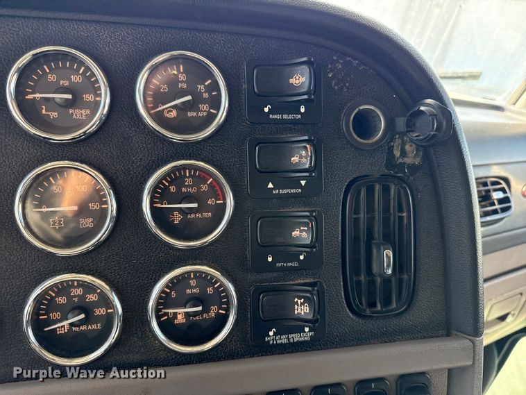 image for item DQ4337 2018 Peterbilt 389 semi truck