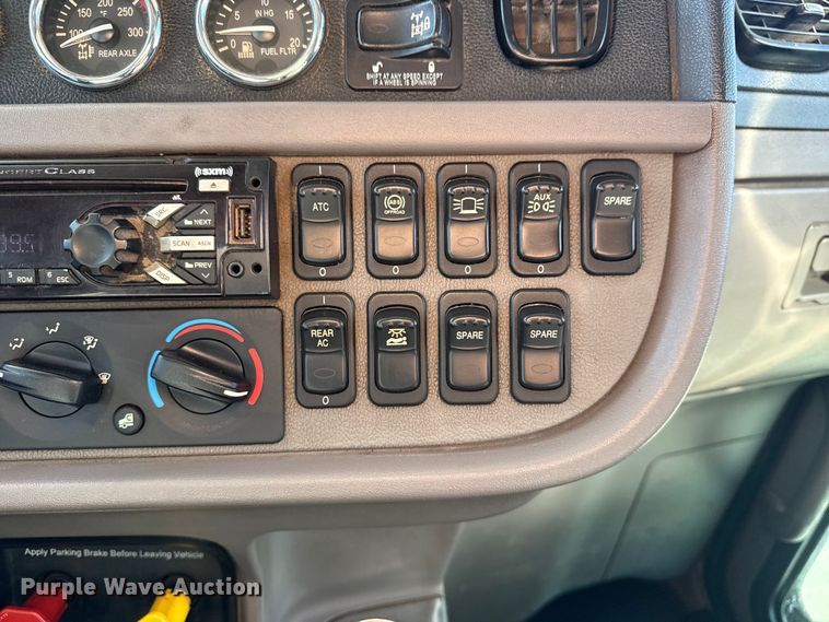 image for item DQ4337 2018 Peterbilt 389 semi truck