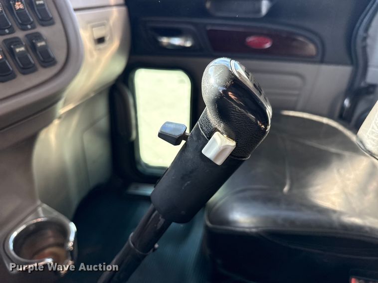 image for item DQ4337 2018 Peterbilt 389 semi truck