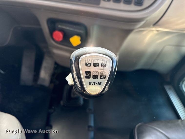 image for item DQ4337 2018 Peterbilt 389 semi truck