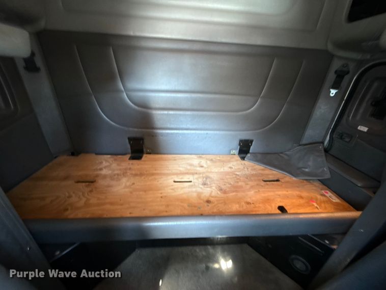 image for item DQ4337 2018 Peterbilt 389 semi truck