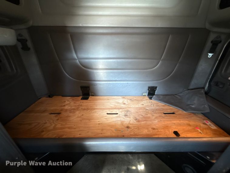 image for item DQ4337 2018 Peterbilt 389 semi truck