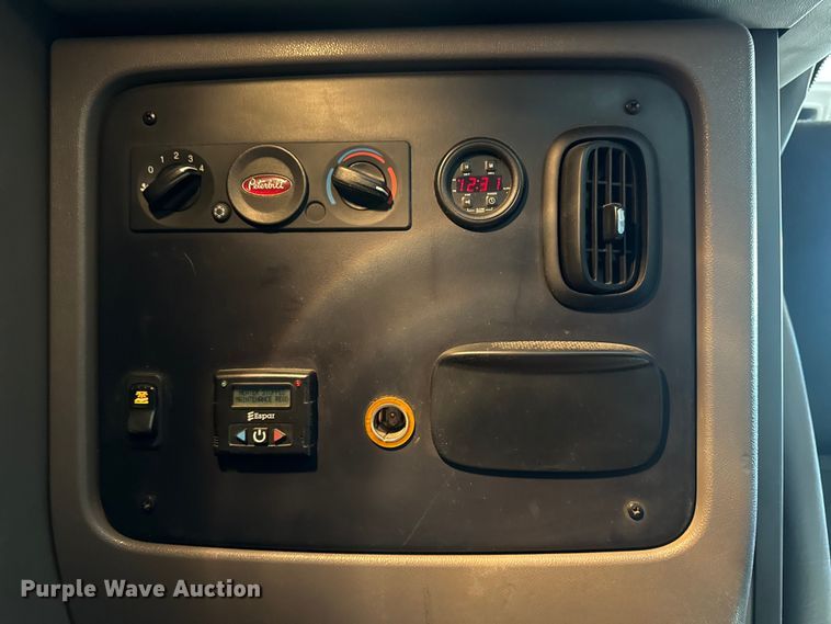 image for item DQ4337 2018 Peterbilt 389 semi truck