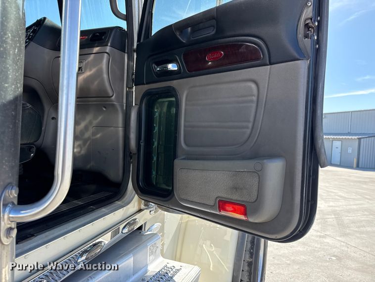 image for item DQ4337 2018 Peterbilt 389 semi truck