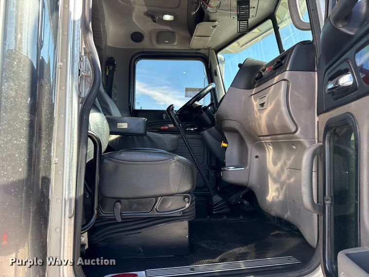 image for item DQ4337 2018 Peterbilt 389 semi truck