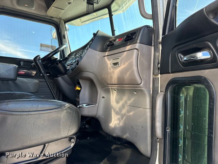 image for item DQ4337 2018 Peterbilt 389 semi truck