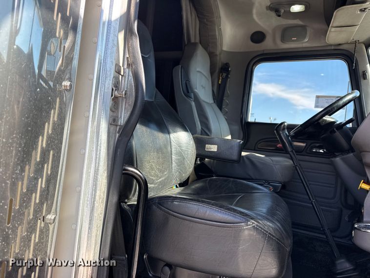 image for item DQ4337 2018 Peterbilt 389 semi truck