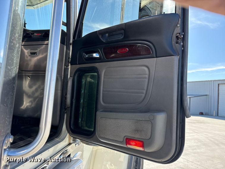 image for item DQ4337 2018 Peterbilt 389 semi truck