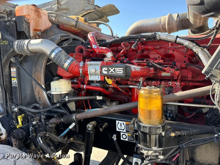 image for item DQ4337 2018 Peterbilt 389 semi truck