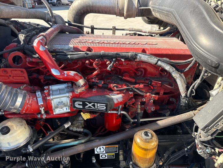 image for item DQ4337 2018 Peterbilt 389 semi truck