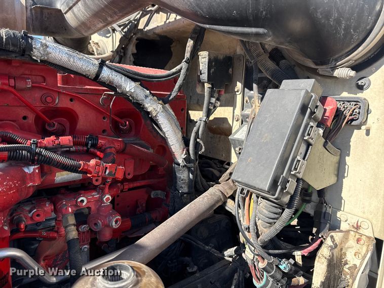 image for item DQ4337 2018 Peterbilt 389 semi truck