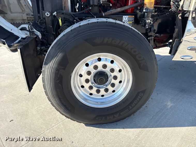 image for item DQ4337 2018 Peterbilt 389 semi truck