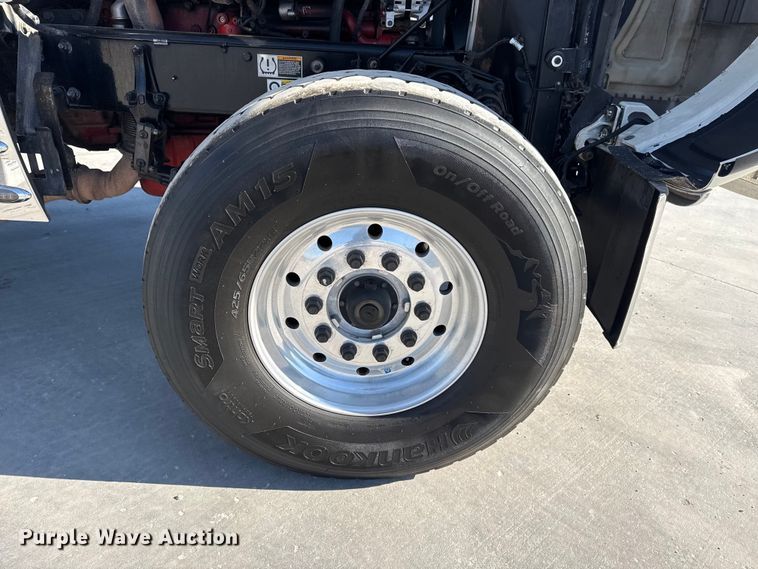 image for item DQ4337 2018 Peterbilt 389 semi truck