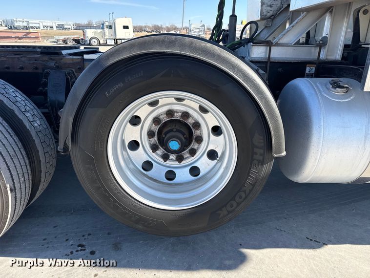 image for item DQ4337 2018 Peterbilt 389 semi truck