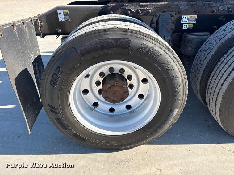 image for item DQ4337 2018 Peterbilt 389 semi truck