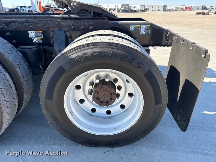 image for item DQ4337 2018 Peterbilt 389 semi truck