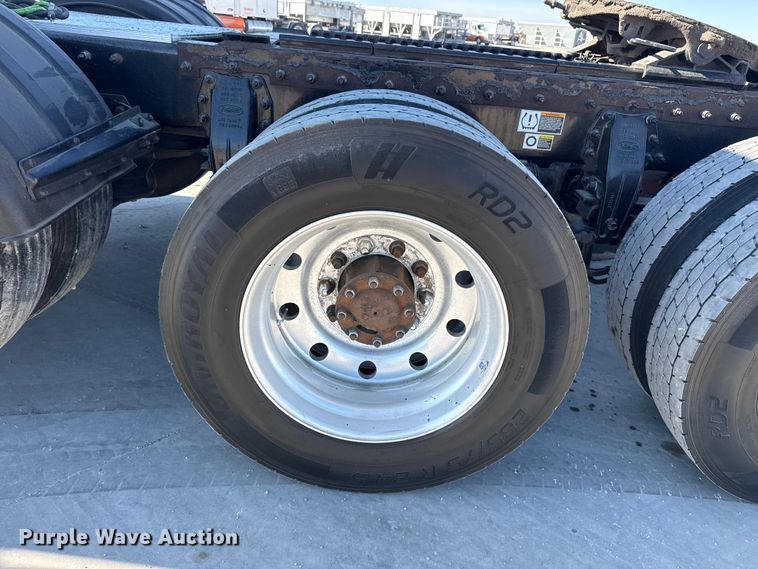 image for item DQ4337 2018 Peterbilt 389 semi truck